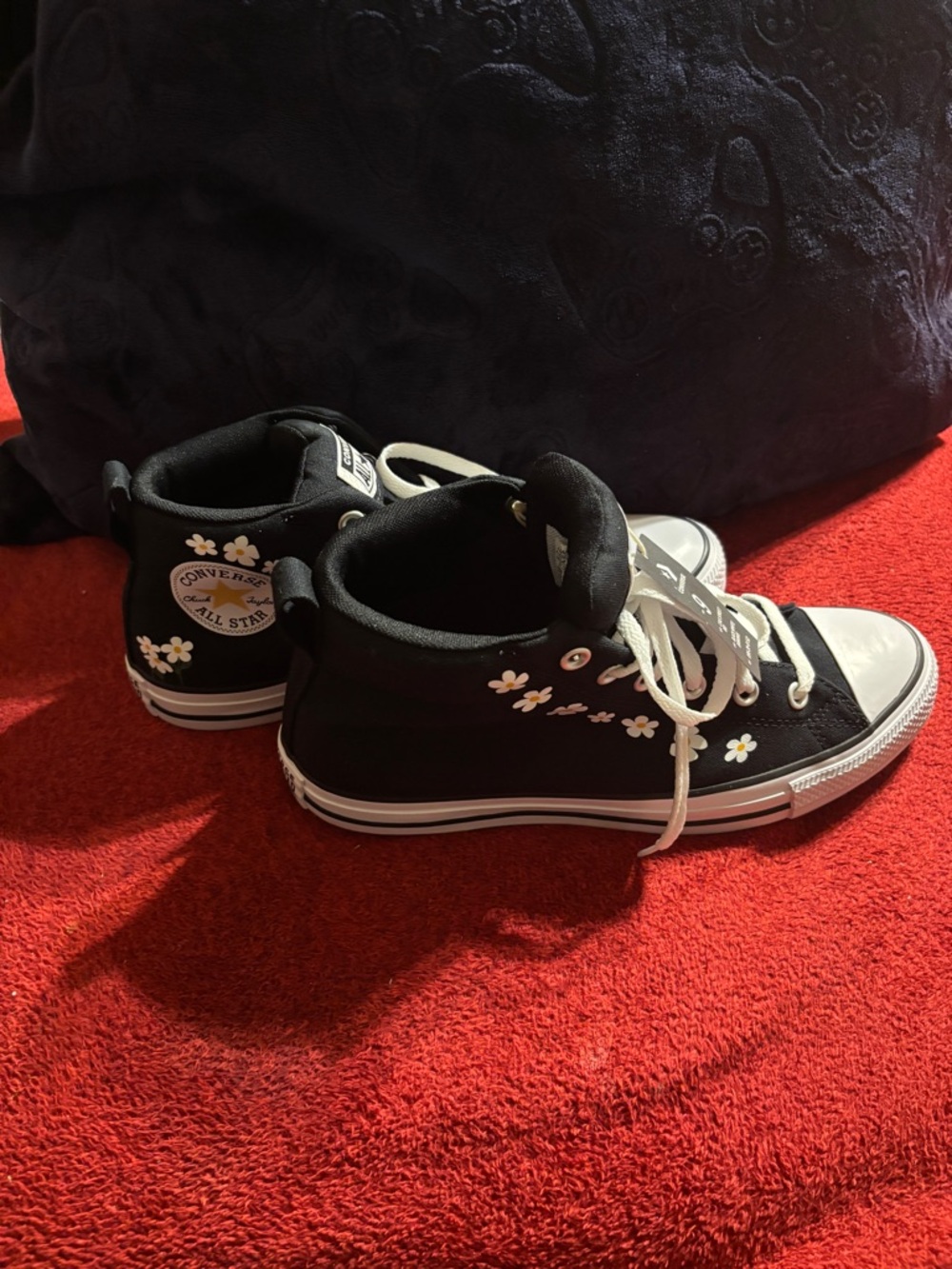 Converse Women’s Black Daisy Chuck Taylor All Star Mid Sneakers. Size 11 NWT - Picture 4 of 9